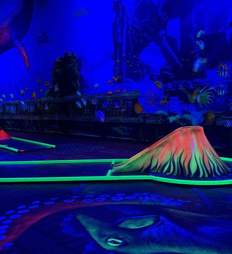 Indoor Spielparadies mit Schwarzlicht Adventure Golf